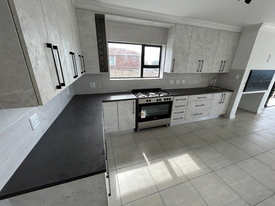 5 Bedroom Property for Sale in Wavecrest Eastern Cape